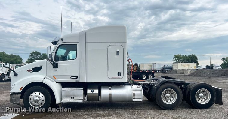 image for item EG0683 2019 Peterbilt  579 semi truck