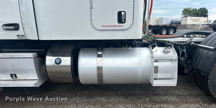 image for item EG0683 2019 Peterbilt  579 semi truck