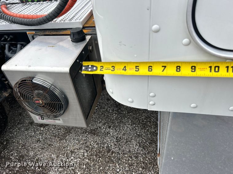 image for item EG0683 2019 Peterbilt  579 semi truck