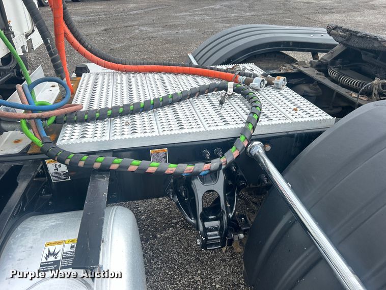 image for item EG0683 2019 Peterbilt  579 semi truck