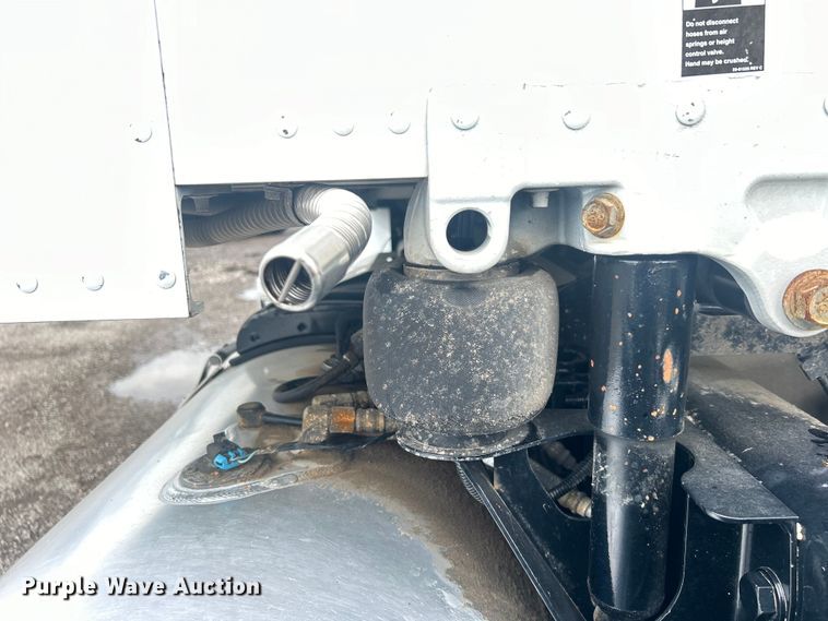 image for item EG0683 2019 Peterbilt  579 semi truck