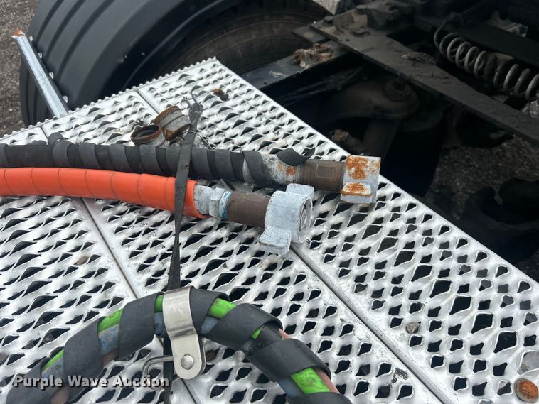 image for item EG0683 2019 Peterbilt  579 semi truck