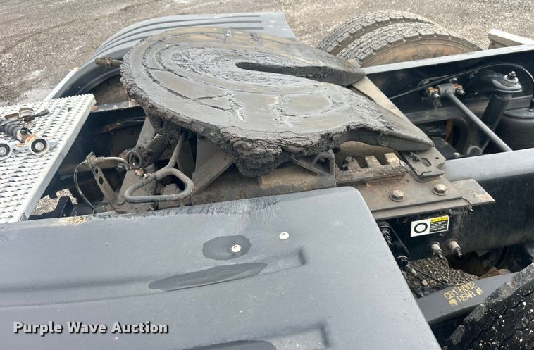 image for item EG0683 2019 Peterbilt  579 semi truck