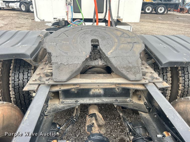 image for item EG0683 2019 Peterbilt  579 semi truck