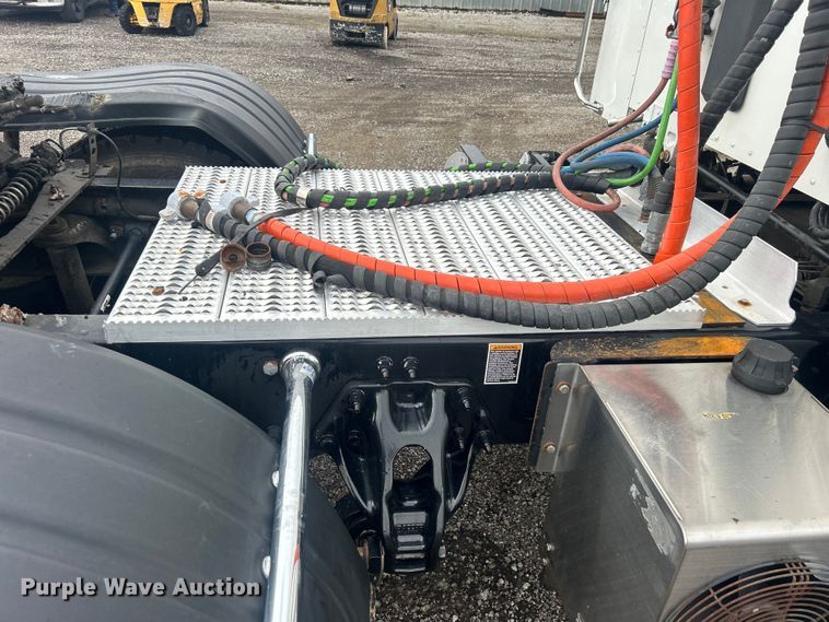 image for item EG0683 2019 Peterbilt  579 semi truck