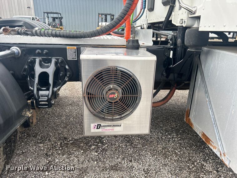 image for item EG0683 2019 Peterbilt  579 semi truck