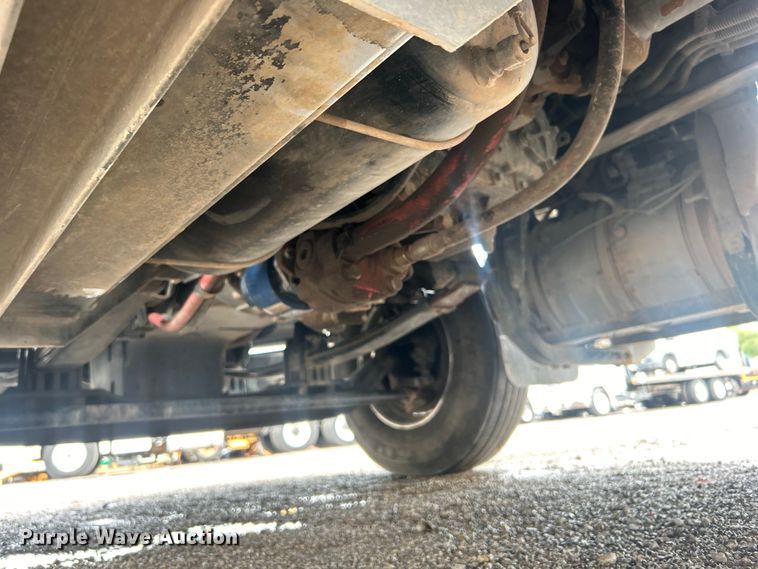 image for item EG0683 2019 Peterbilt  579 semi truck