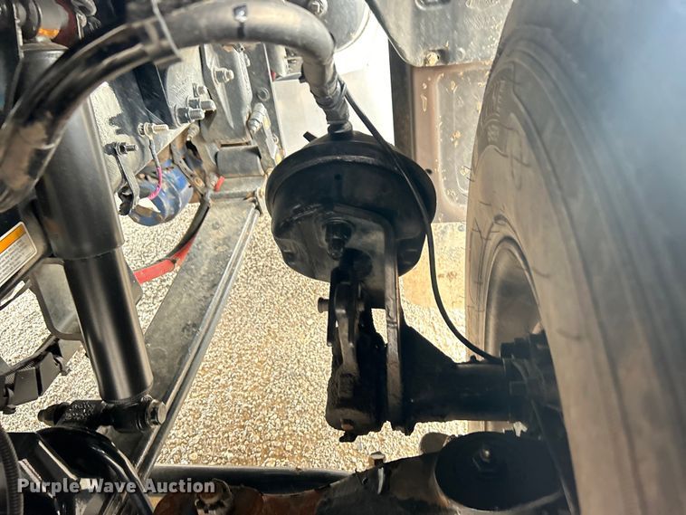 image for item EG0683 2019 Peterbilt  579 semi truck