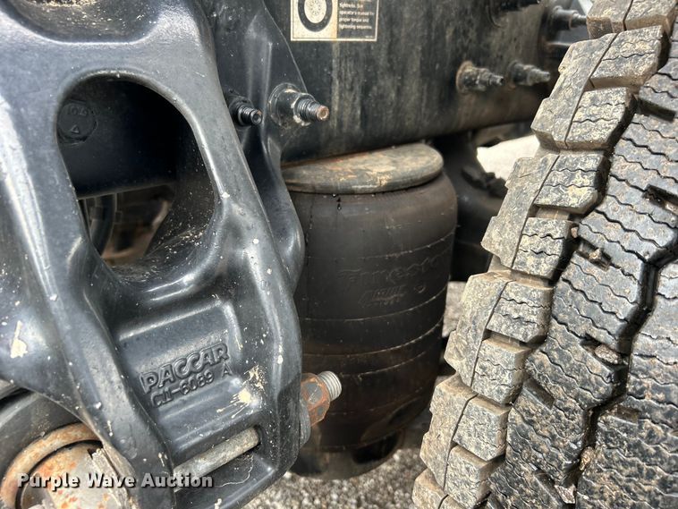 image for item EG0683 2019 Peterbilt  579 semi truck