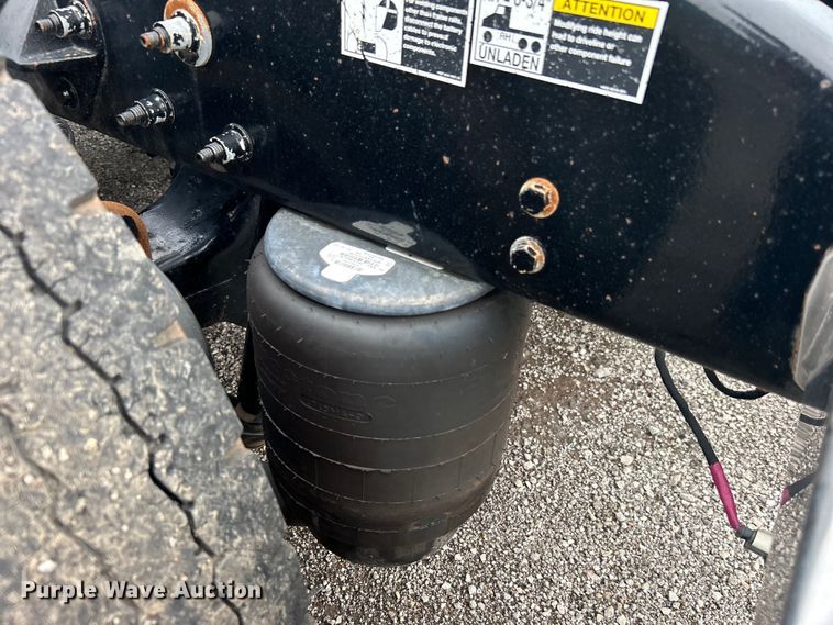 image for item EG0683 2019 Peterbilt  579 semi truck