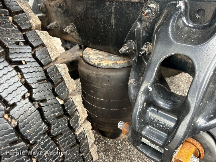 image for item EG0683 2019 Peterbilt  579 semi truck