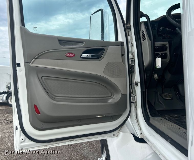 image for item EG0683 2019 Peterbilt  579 semi truck