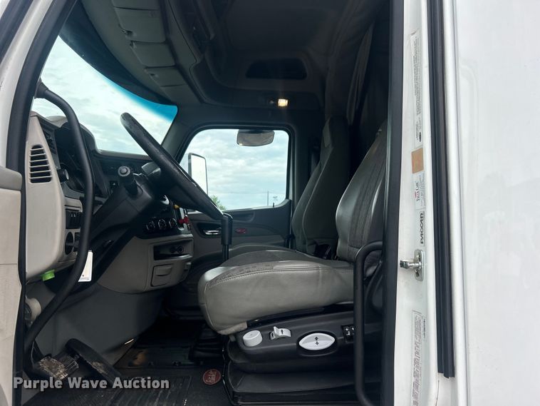 image for item EG0683 2019 Peterbilt  579 semi truck