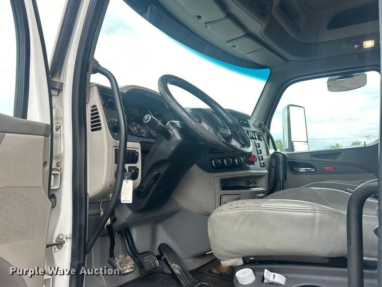 image for item EG0683 2019 Peterbilt  579 semi truck