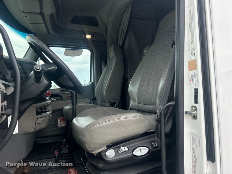 image for item EG0683 2019 Peterbilt  579 semi truck