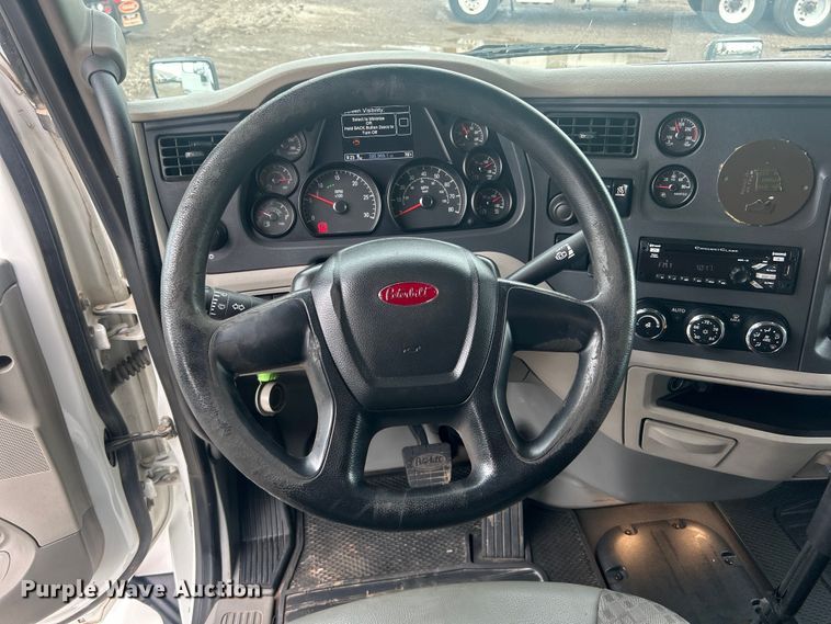 image for item EG0683 2019 Peterbilt  579 semi truck