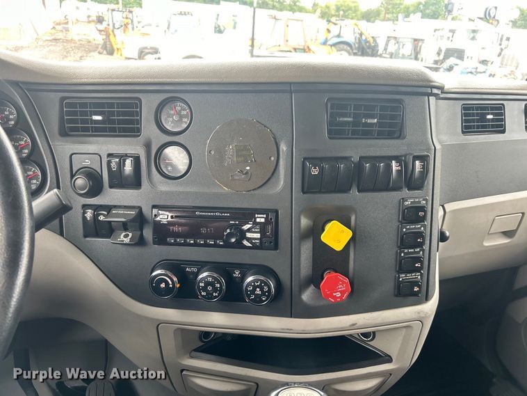 image for item EG0683 2019 Peterbilt  579 semi truck