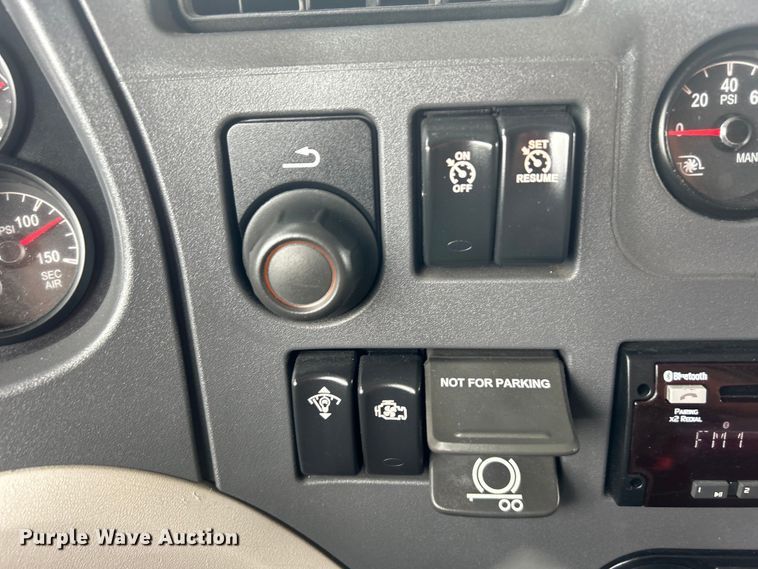 image for item EG0683 2019 Peterbilt  579 semi truck