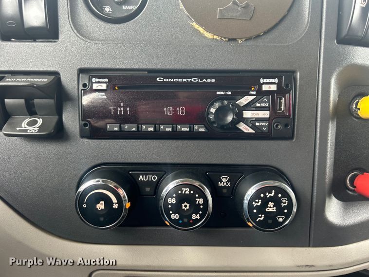 image for item EG0683 2019 Peterbilt  579 semi truck