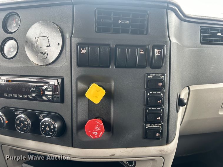 image for item EG0683 2019 Peterbilt  579 semi truck