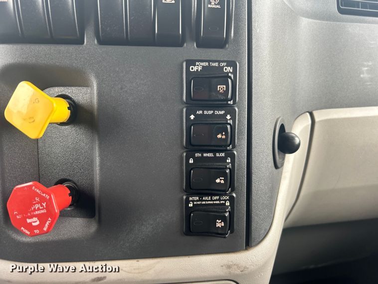 image for item EG0683 2019 Peterbilt  579 semi truck