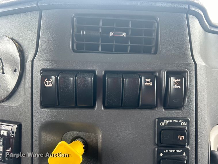 image for item EG0683 2019 Peterbilt  579 semi truck