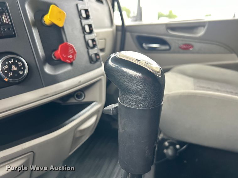 image for item EG0683 2019 Peterbilt  579 semi truck