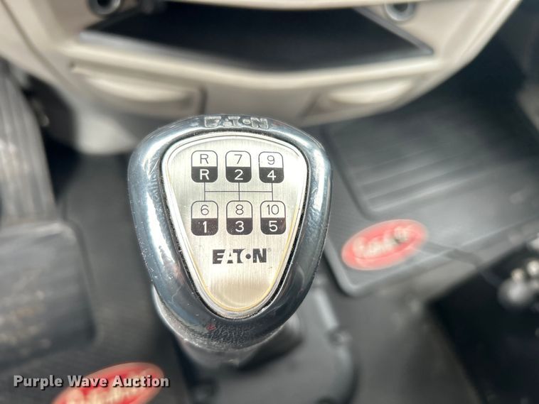 image for item EG0683 2019 Peterbilt  579 semi truck