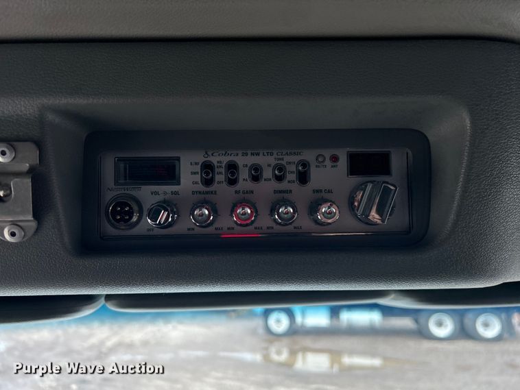 image for item EG0683 2019 Peterbilt  579 semi truck