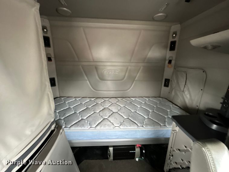 image for item EG0683 2019 Peterbilt  579 semi truck