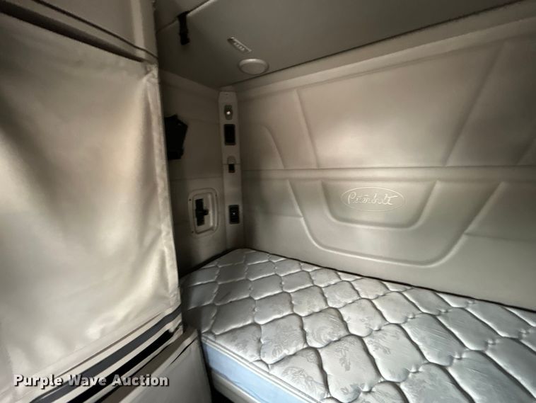 image for item EG0683 2019 Peterbilt  579 semi truck