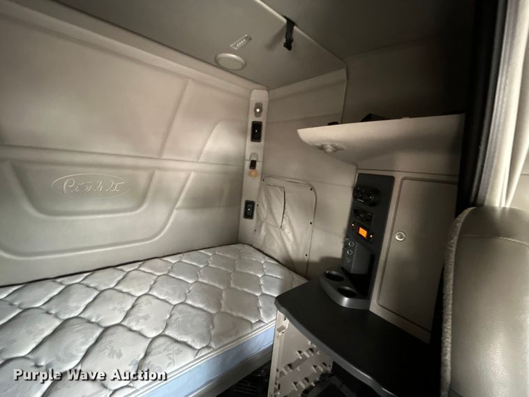 image for item EG0683 2019 Peterbilt  579 semi truck