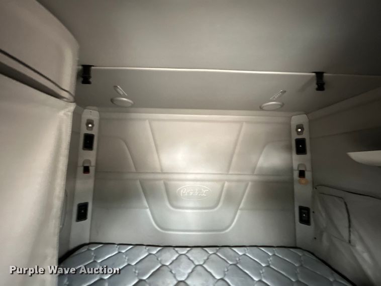 image for item EG0683 2019 Peterbilt  579 semi truck