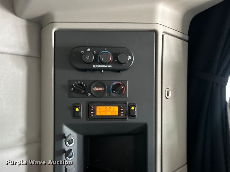 image for item EG0683 2019 Peterbilt  579 semi truck