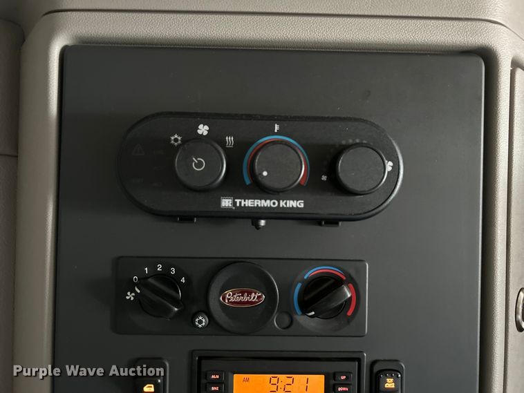 image for item EG0683 2019 Peterbilt  579 semi truck