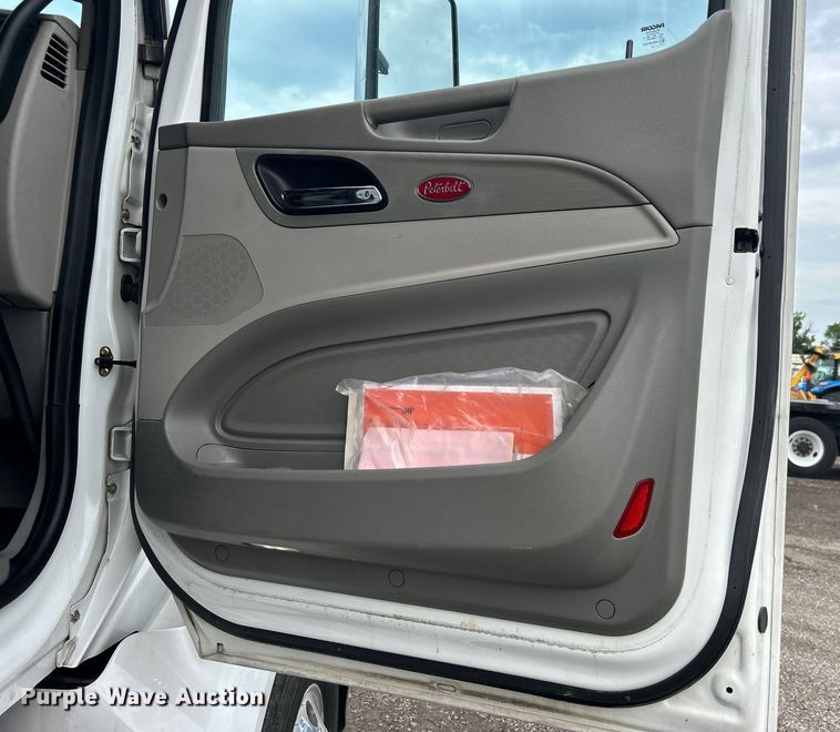 image for item EG0683 2019 Peterbilt  579 semi truck