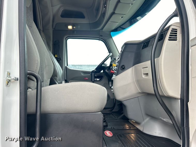 image for item EG0683 2019 Peterbilt  579 semi truck