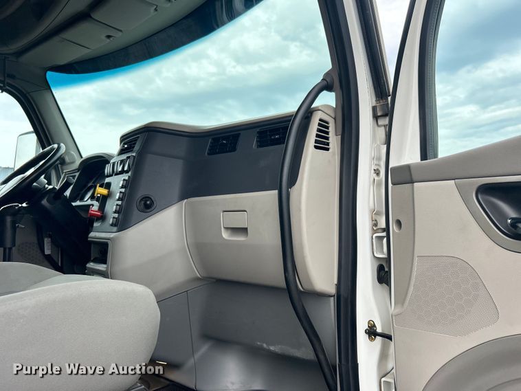 image for item EG0683 2019 Peterbilt  579 semi truck