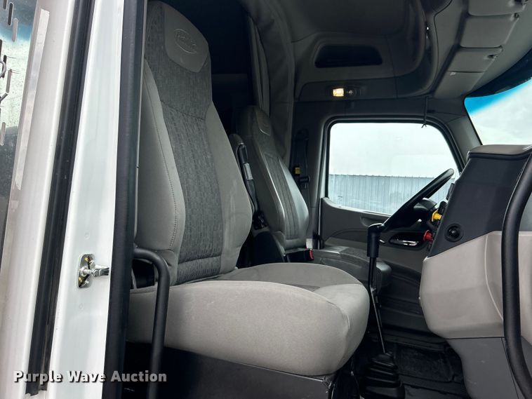 image for item EG0683 2019 Peterbilt  579 semi truck