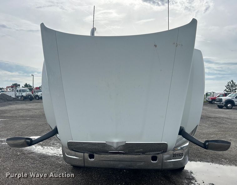 image for item EG0683 2019 Peterbilt  579 semi truck