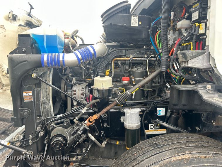 image for item EG0683 2019 Peterbilt  579 semi truck