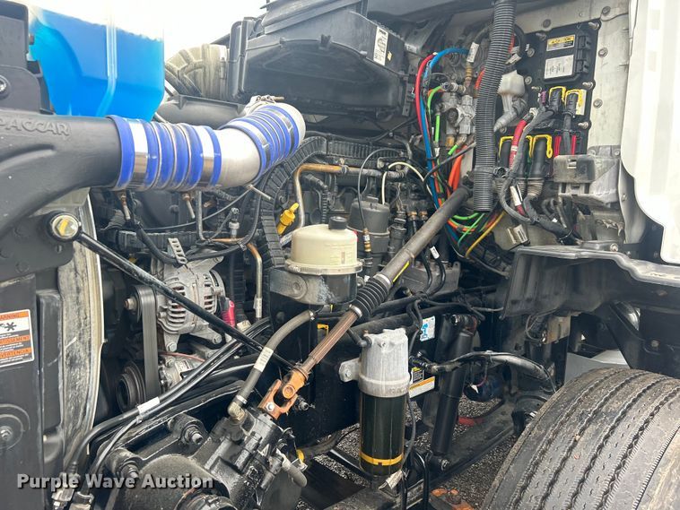 image for item EG0683 2019 Peterbilt  579 semi truck