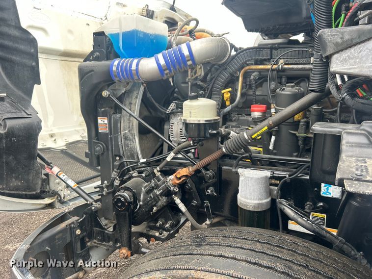 image for item EG0683 2019 Peterbilt  579 semi truck