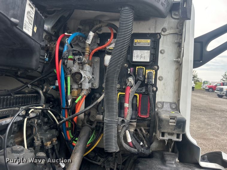 image for item EG0683 2019 Peterbilt  579 semi truck