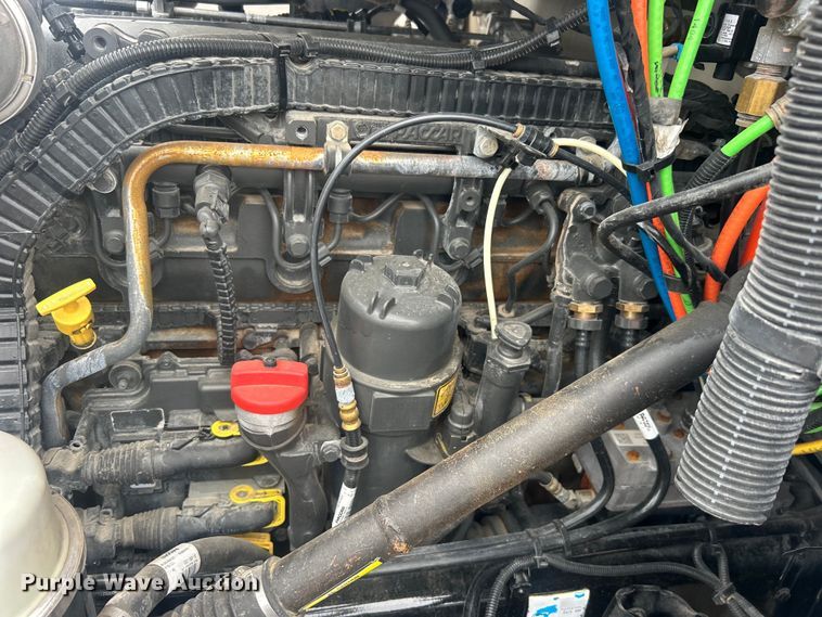 image for item EG0683 2019 Peterbilt  579 semi truck