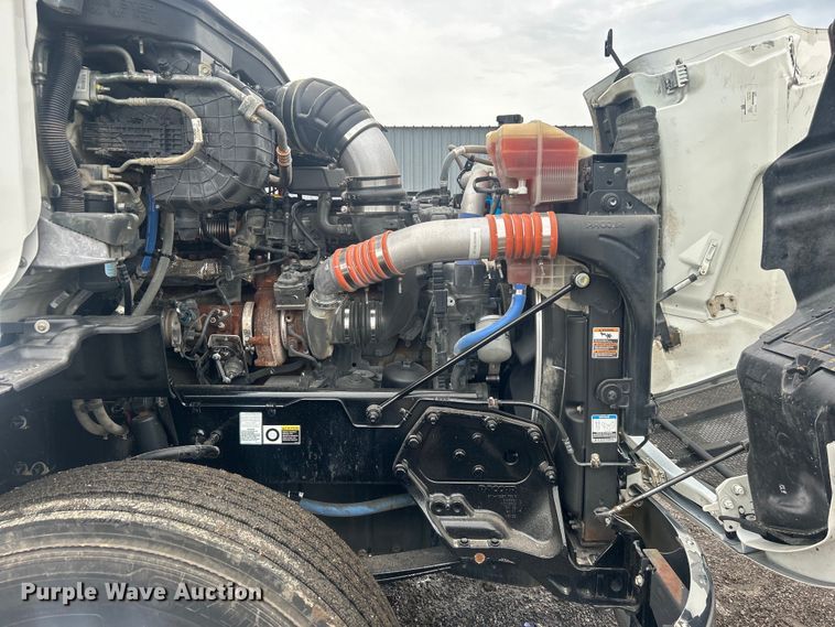 image for item EG0683 2019 Peterbilt  579 semi truck