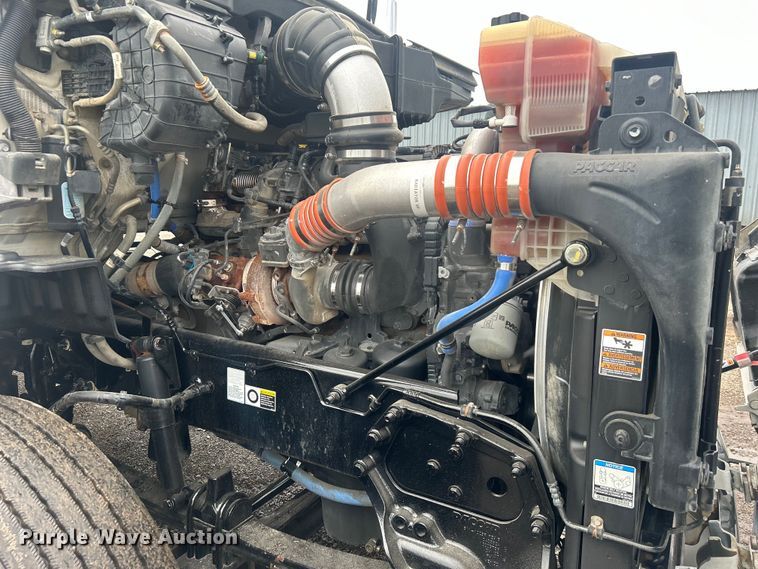 image for item EG0683 2019 Peterbilt  579 semi truck