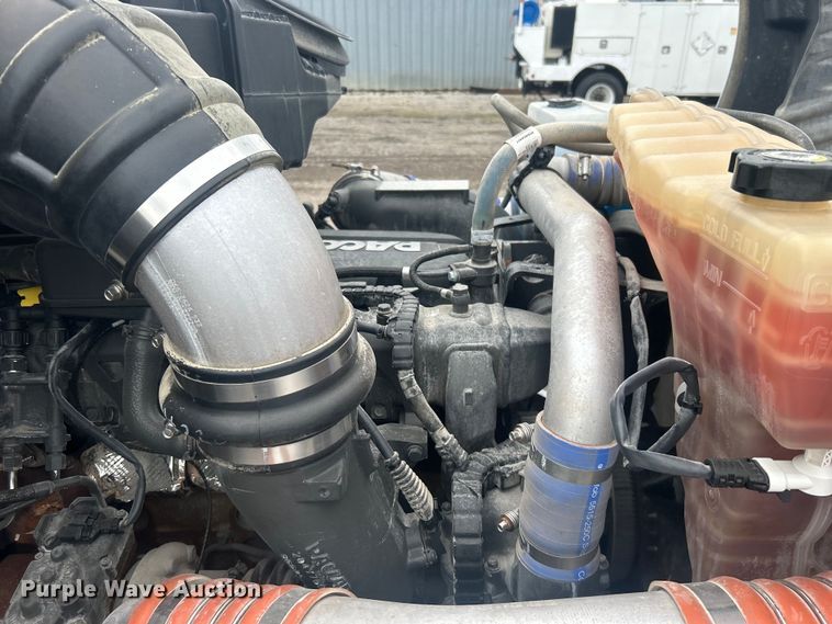 image for item EG0683 2019 Peterbilt  579 semi truck