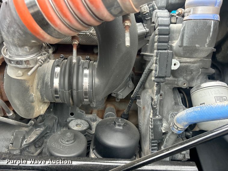 image for item EG0683 2019 Peterbilt  579 semi truck