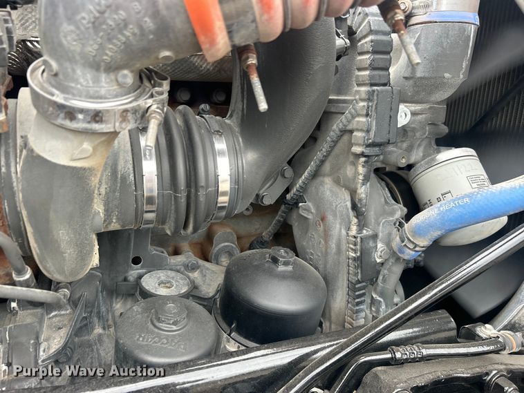 image for item EG0683 2019 Peterbilt  579 semi truck